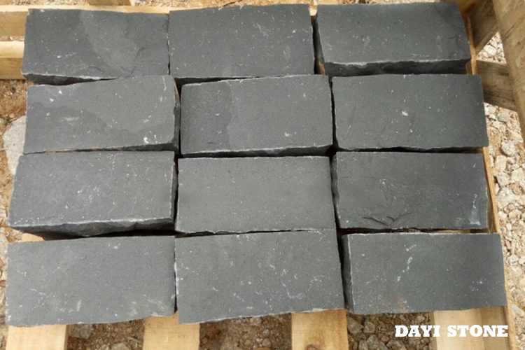 Cubes ZP Black Basalt All sides Natural Split 20x10x10cm